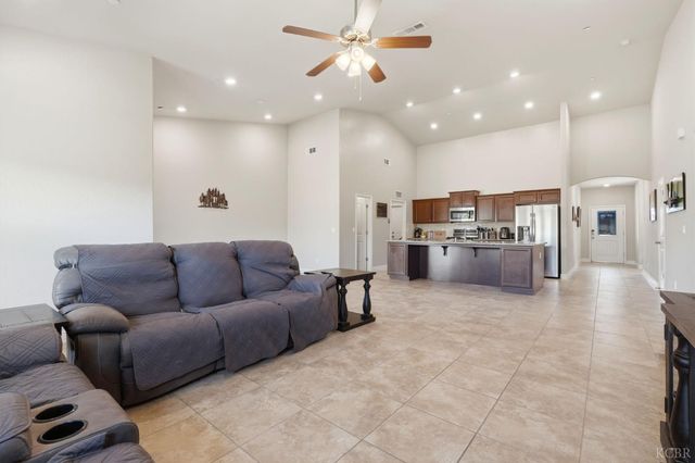 2122 W Bryman Street, Hanford, CA 93230