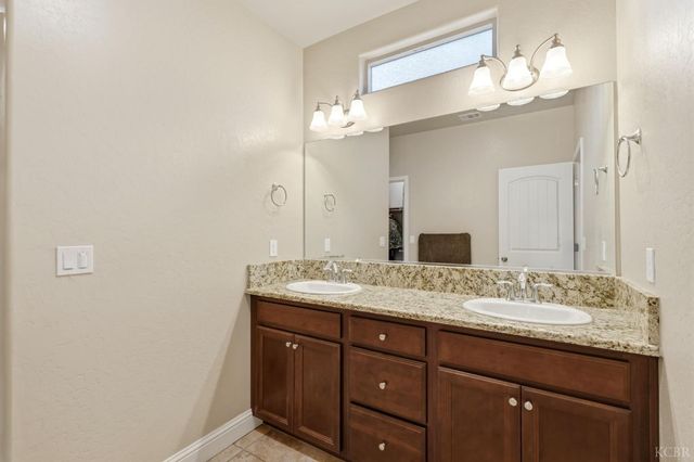 2122 W Bryman Street, Hanford, CA 93230