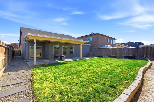 2122 W Bryman Street, Hanford, CA 93230