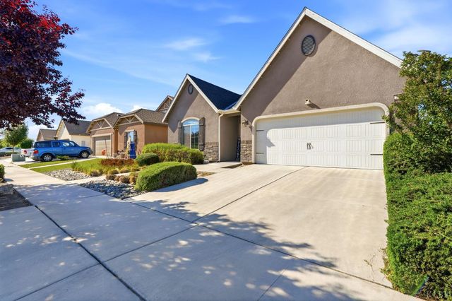 2122 W Bryman Street, Hanford, CA 93230