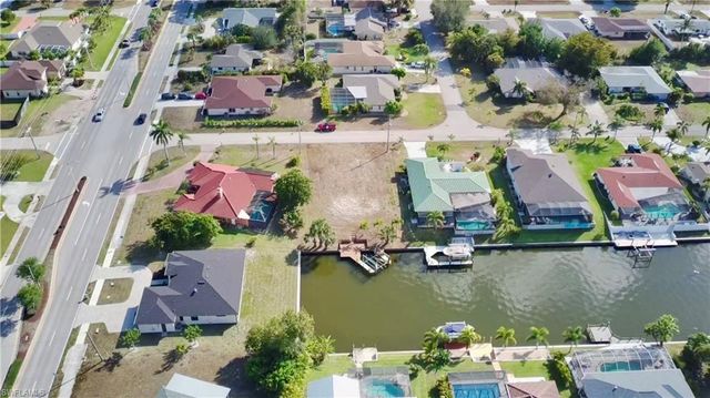 819 SE 33rd TER, Cape Coral, FL 33904