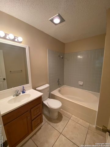 8406 FOREST RIDGE DR, San Antonio, TX 78239