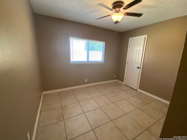 8406 FOREST RIDGE DR, San Antonio, TX 78239