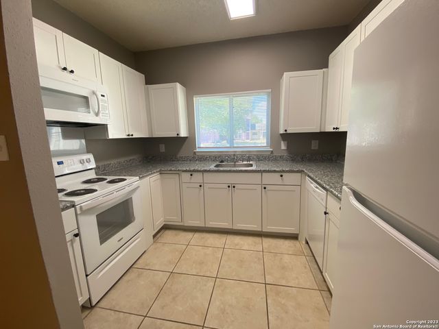 8406 FOREST RIDGE DR, San Antonio, TX 78239