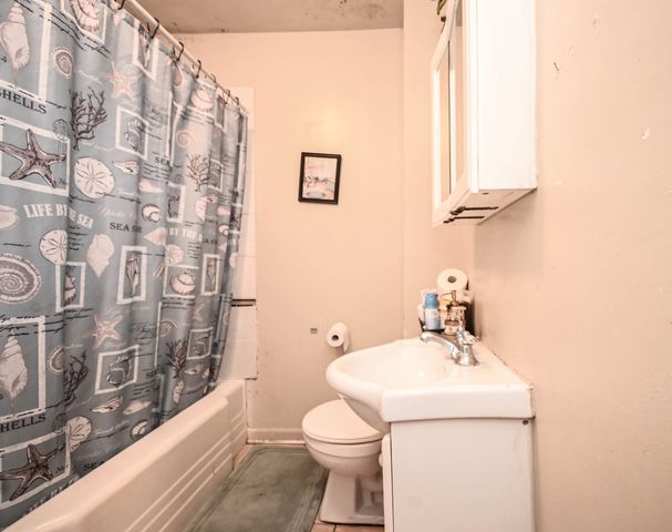 1423 Victoria Avenue, North Chicago, IL 60064