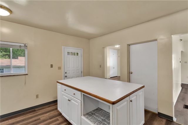 932 Dixon Ave, N Versailles, PA 15137