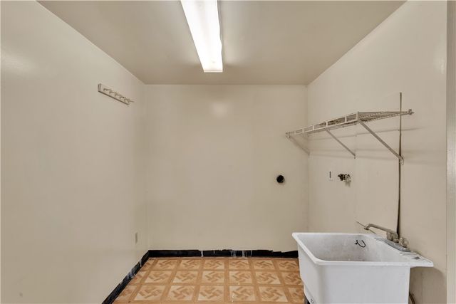 932 Dixon Ave, N Versailles, PA 15137