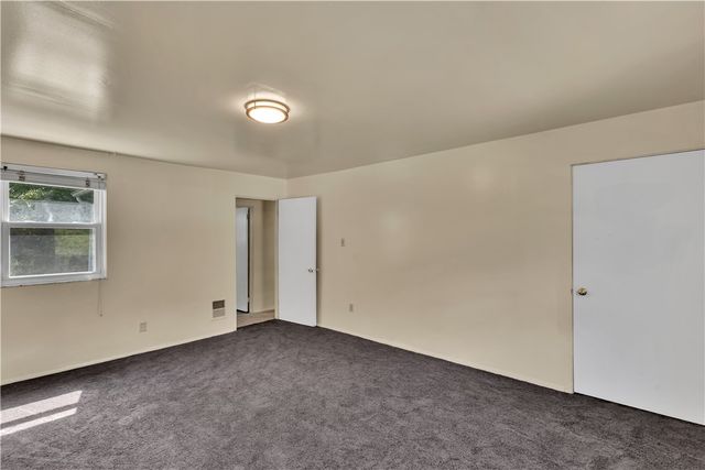 932 Dixon Ave, N Versailles, PA 15137