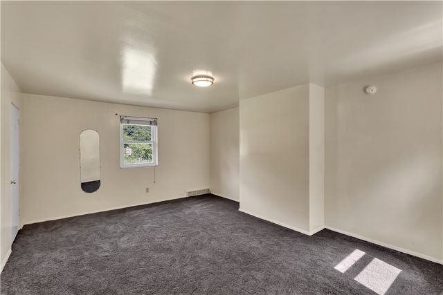 932 Dixon Ave, N Versailles, PA 15137