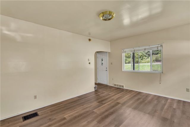 932 Dixon Ave, N Versailles, PA 15137