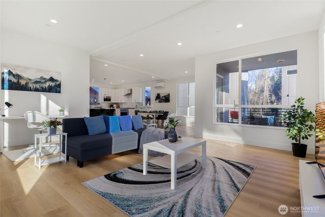 10630 E Riverside Dr, Bothell, WA 98011