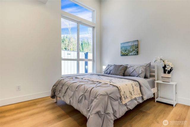 10630 E Riverside Dr, Bothell, WA 98011