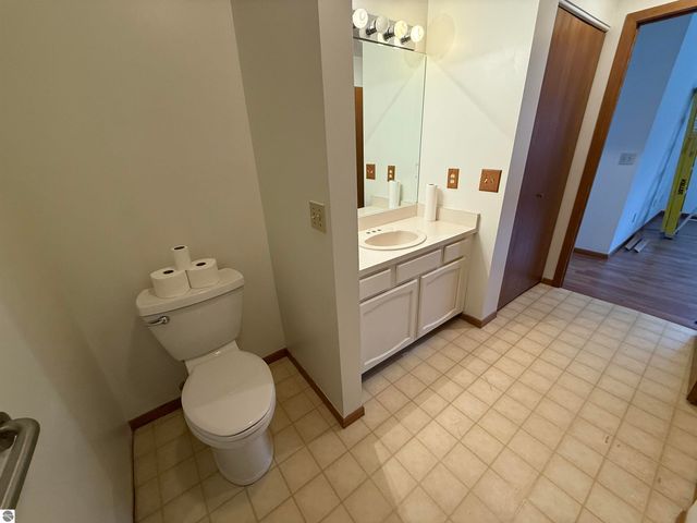 2154 Hammond Place W, Traverse City, MI 49686