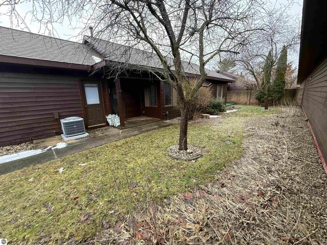 2154 Hammond Place W, Traverse City, MI 49686