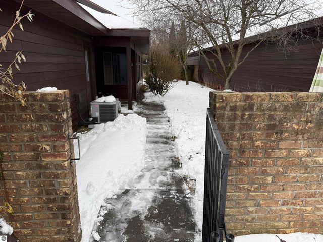 2154 Hammond Place W, Traverse City, MI 49686