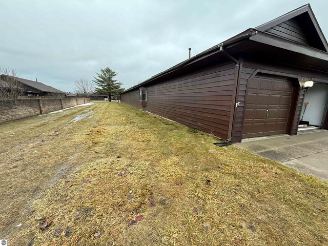 2154 Hammond Place W, Traverse City, MI 49686