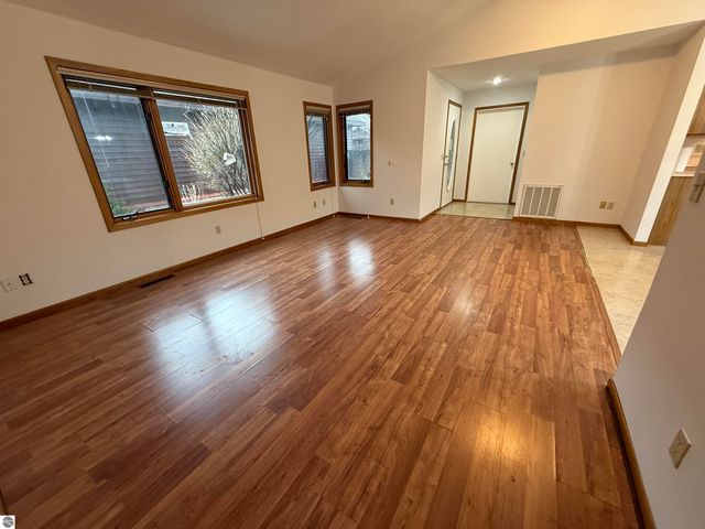 2154 Hammond Place W, Traverse City, MI 49686