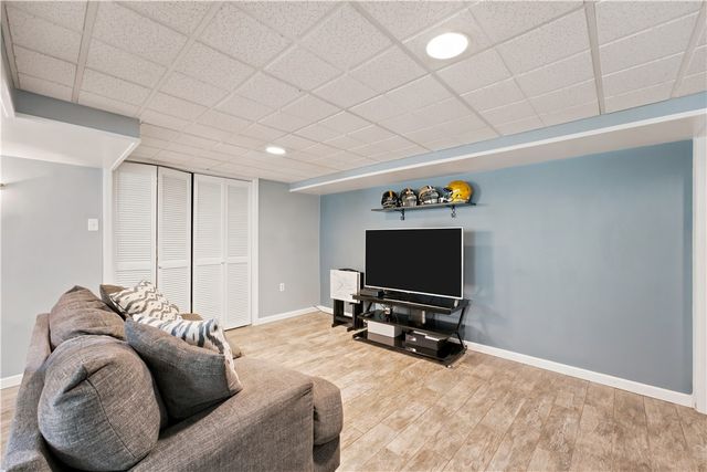 1100 Raven Dr, Scott Twp, PA 15243