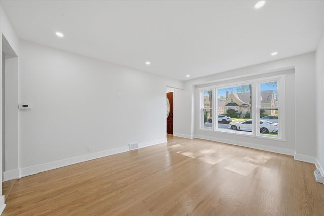 6332 N Mobile Avenue, Chicago, IL 60646