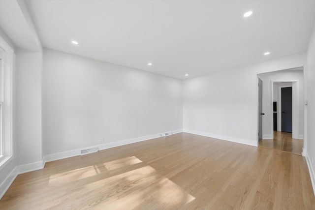 6332 N Mobile Avenue, Chicago, IL 60646