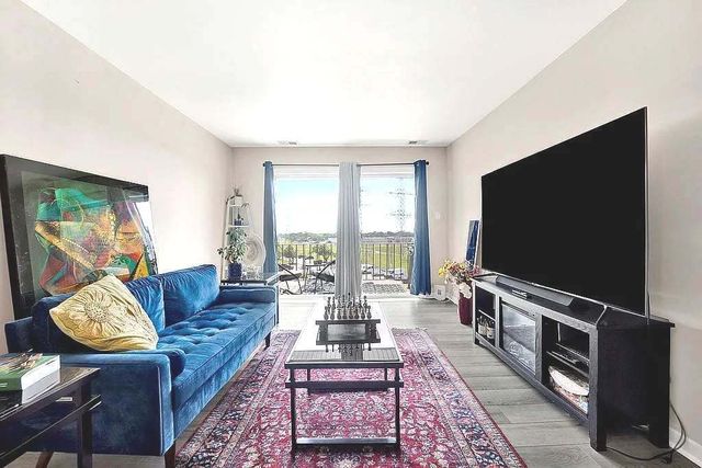 725 W Huntington Commons Road 416, Mount Prospect, IL 60056