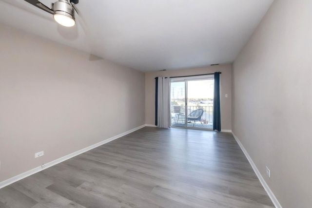 725 W Huntington Commons Road 416, Mount Prospect, IL 60056