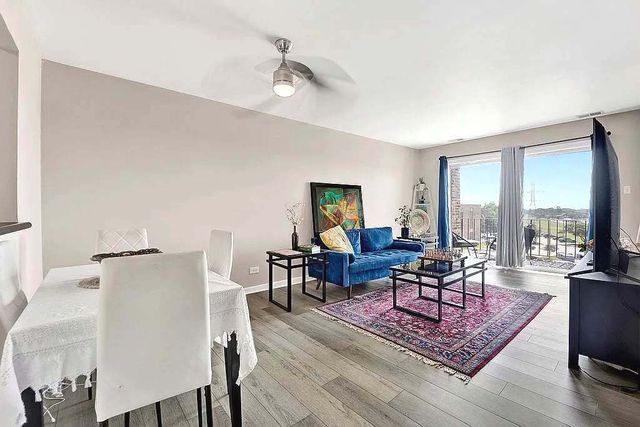 725 W Huntington Commons Road 416, Mount Prospect, IL 60056