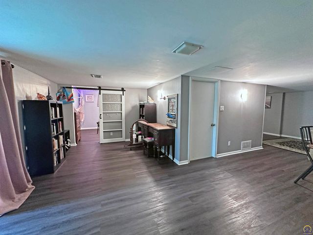 3113 SW Stone AVE, Topeka, KS 66614