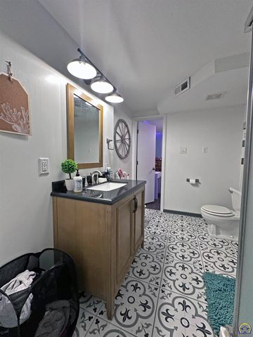 3113 SW Stone AVE, Topeka, KS 66614