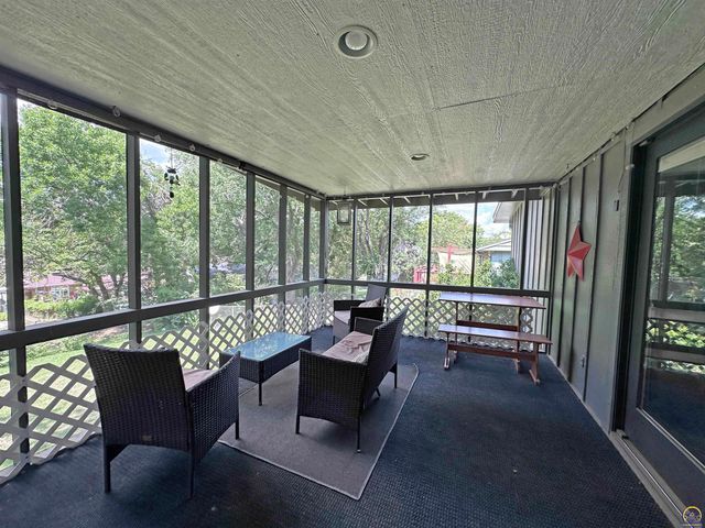 3113 SW Stone AVE, Topeka, KS 66614