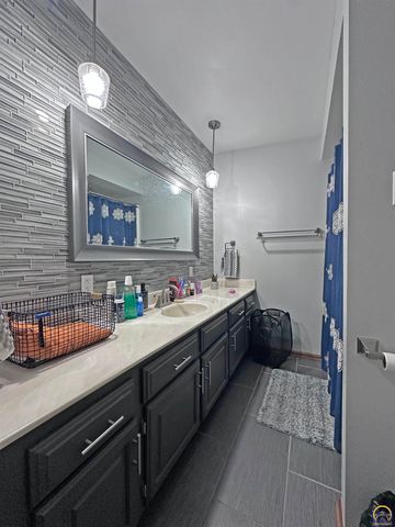 3113 SW Stone AVE, Topeka, KS 66614