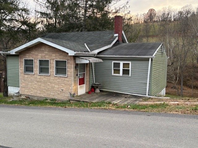 101 Fishpot Rd, Centerville, PA 15333