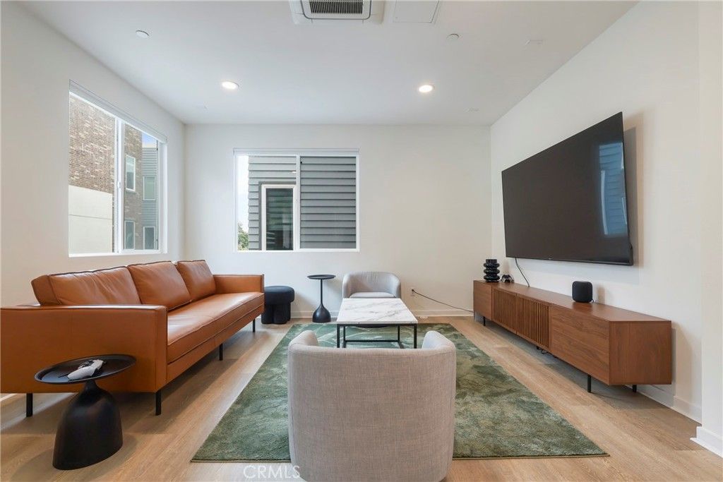 Image 7 of property listing at 809 Brickyard Lane, Costa Mesa, CA 92627