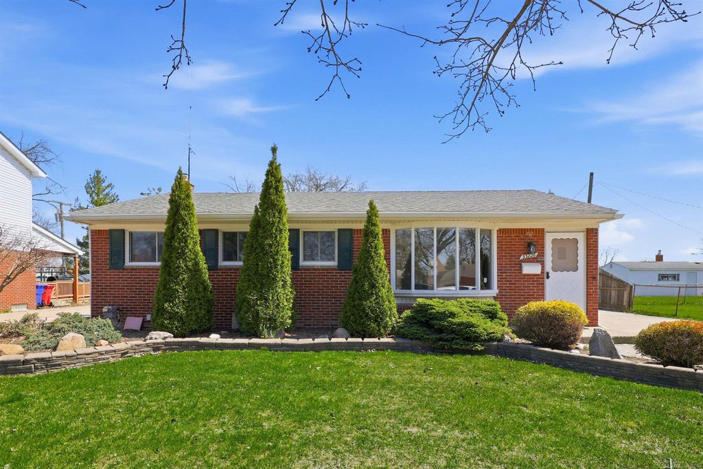 33226 Vista Way Street, Fraser, MI 48026