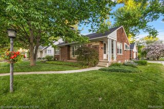 16051 Amherst Avenue, Beverly Hills Village, MI 48025