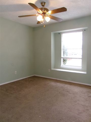 1022 S Center Street, Grand Prairie, TX 75051