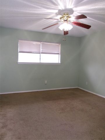 1022 S Center Street, Grand Prairie, TX 75051