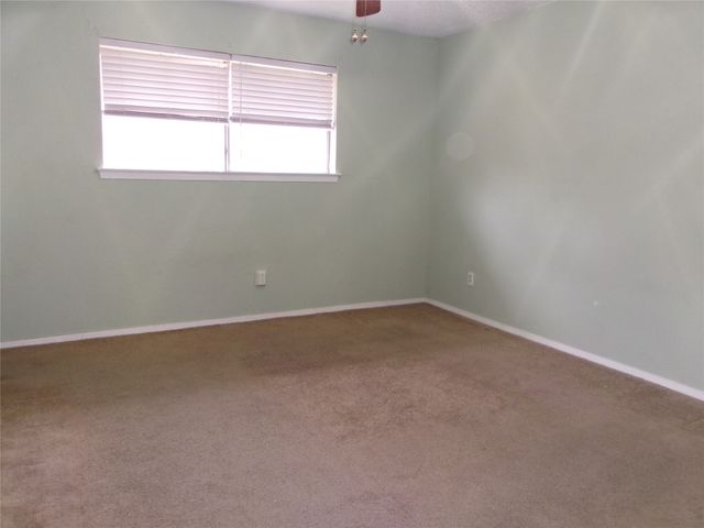 1022 S Center Street, Grand Prairie, TX 75051