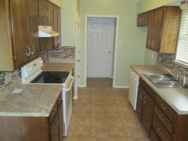 1022 S Center Street, Grand Prairie, TX 75051