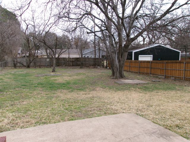 1022 S Center Street, Grand Prairie, TX 75051