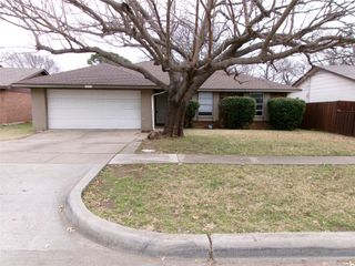 1022 S Center Street, Grand Prairie, TX 75051