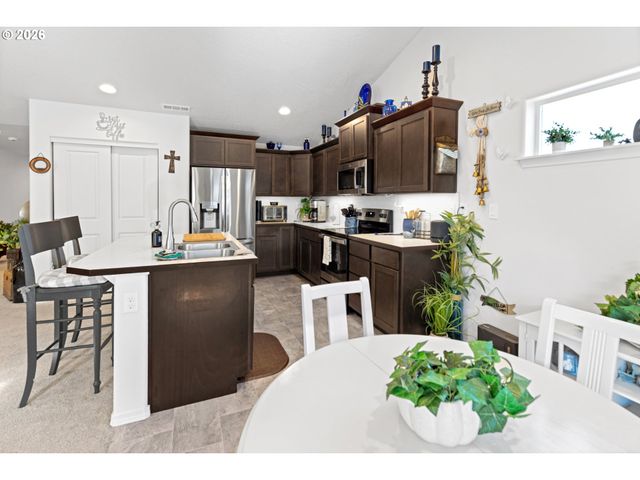 4 GREGORY St, Milton Freewater, OR 97862