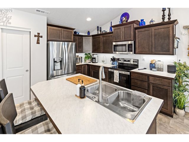 4 GREGORY St, Milton Freewater, OR 97862