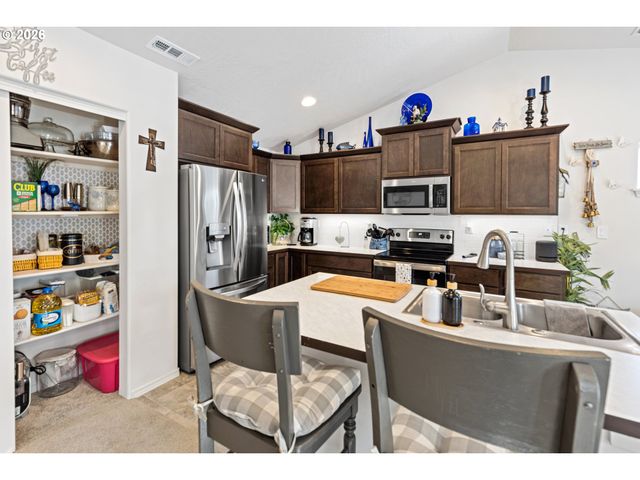 4 GREGORY St, Milton Freewater, OR 97862