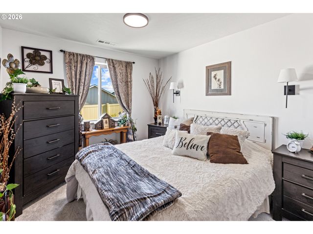 4 GREGORY St, Milton Freewater, OR 97862