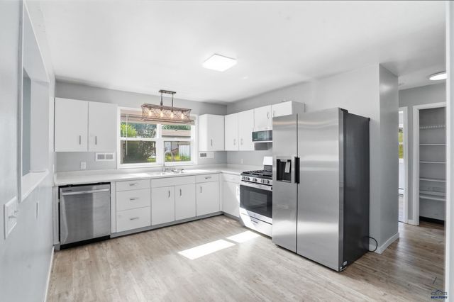 242 E FAIRMONT BLVD, Rapid City, SD 57701