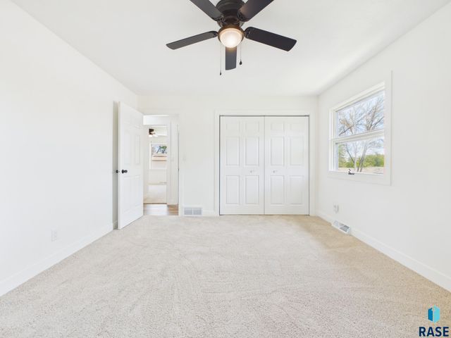 2405 S Stephen Ave Avenue, Sioux Falls, SD 57103