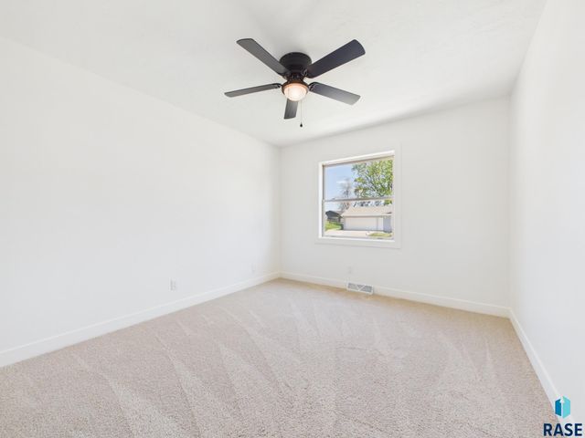 2405 S Stephen Ave Avenue, Sioux Falls, SD 57103