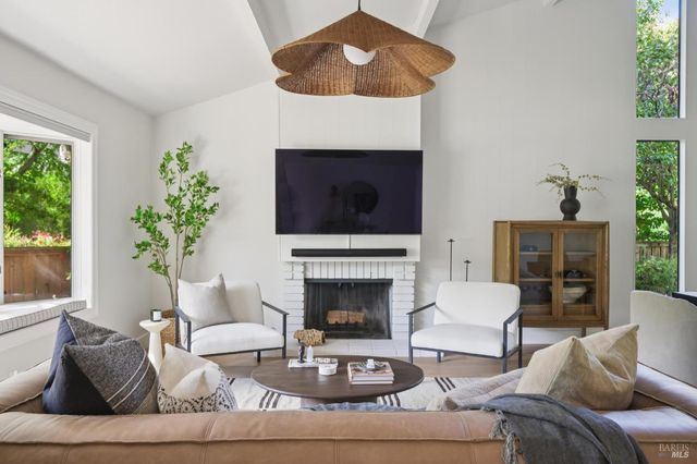 14 Mount Wittenburg Ct, San Rafael, CA 94903