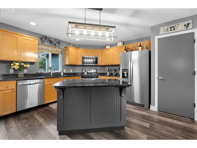 753 Sw KALMIA Ave, Warrenton, OR 97146